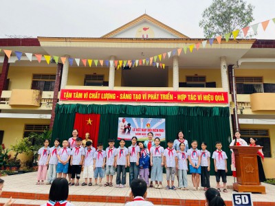Cô giáo Ngô Thị Bình - Hiệu trưởng, cô giáo Hồ Thị Phương Hoa - P. Hiệu trưởng, cô giáo Vương Thị Lý - Tổng phụ trách Đội quàng khăn quàng đỏ cho Đội viên đủ điều kiện kết nạp Đội
