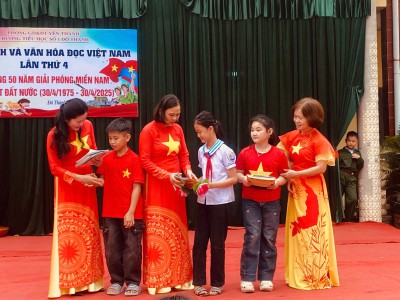 Phong trào tặng sách cho thư viện nhà trường.