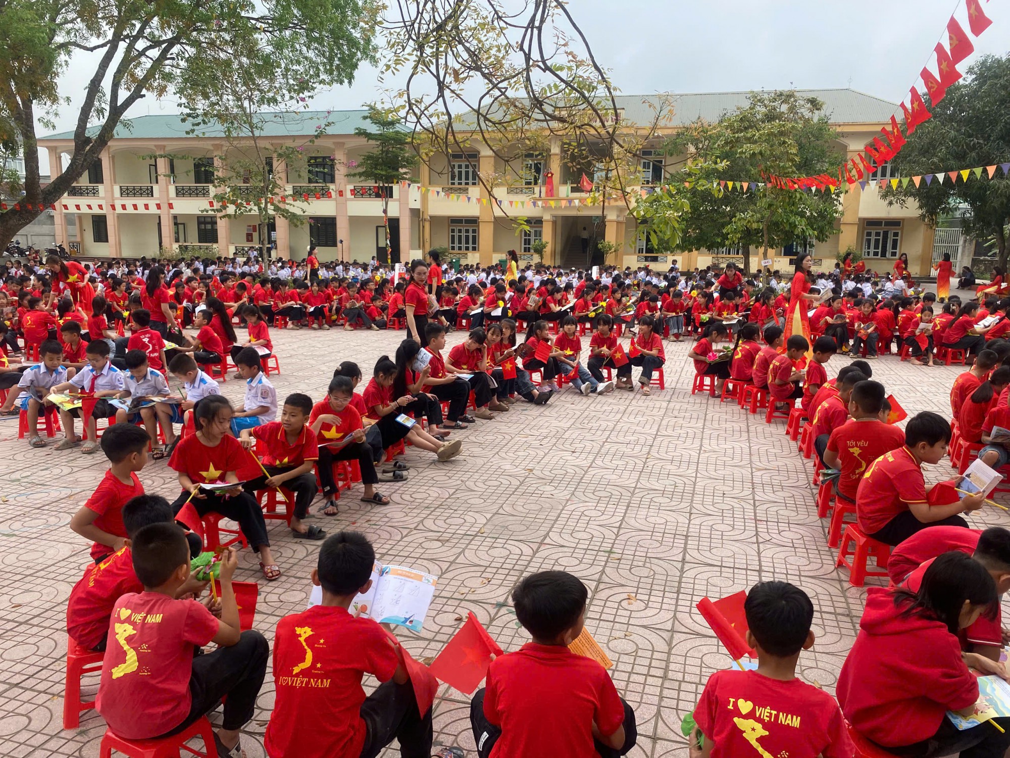Học sinh tham gia đọc sách trong Ngày hội.