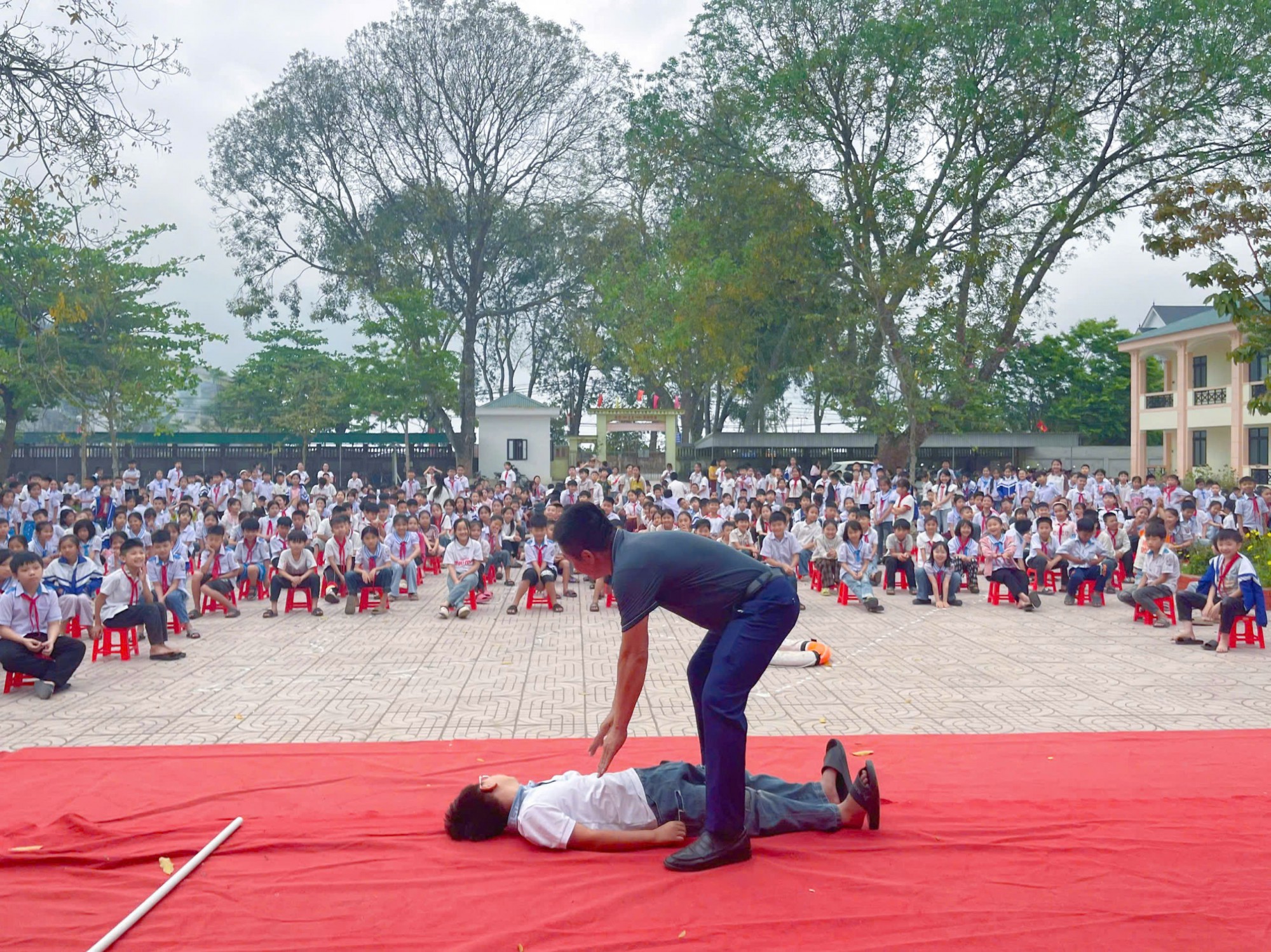 Học sinh được hướng dẫn cụ thể kĩ năng sơ cứu.